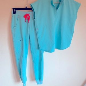 Figs scrub set like new!